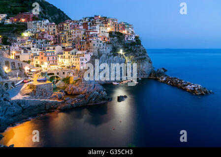 Malerische Nachtansicht des bunten Dorf Manarola in Cinque Terre, Italien Stockfoto