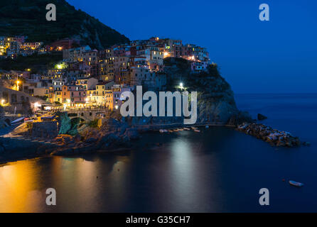 Malerische Nachtansicht des bunten Dorf Manarola in Cinque Terre, Italien Stockfoto