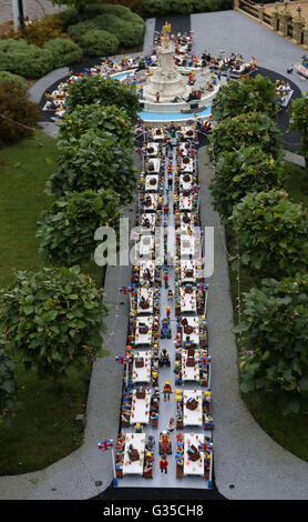 LEGOLAND Windsor Hotel in Windsor stellt eine Miniatur-Straßenfest außerhalb eines Modells des Buckingham Palace im Miniland vor der Patron Mittagessen auf der Mall in London anlässlich der Königin offizielle 90. Geburtstag am 12. Juni. Stockfoto