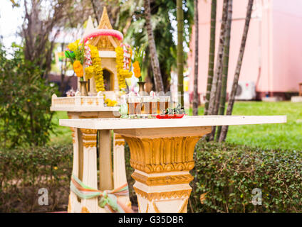 Im freien Geisterhaus in Thailand. Garland und einige Kränze, Joss House. Stockfoto