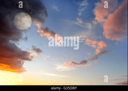 Mond Wolken Himmel ist eine lebendige surreale Fantasie wie Wolkengebilde mit dem feinstofflichen himmlischen Vollmond steigt. Stockfoto