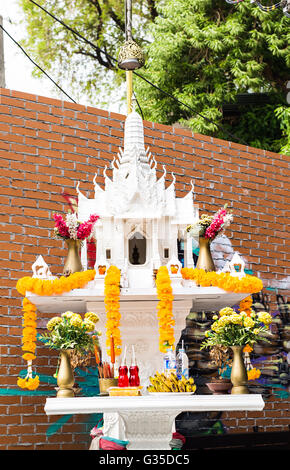 Im freien Geisterhaus in Thailand. Garland und einige Kränze, Joss House. Stockfoto