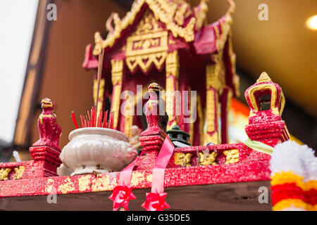 Im freien Geisterhaus in Thailand. Garland und einige Kränze, Joss House. Stockfoto