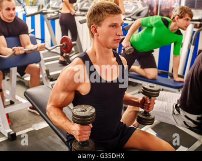 Gruppe von Personen mit Hanteln trainieren im Fitnesscenter. Stockfoto