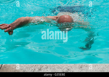 Ältere Erwachsene Schwimmer nicht identifizierbare Stockfoto