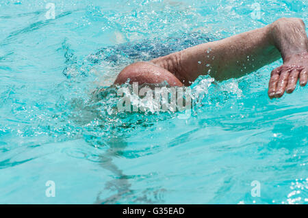 Ältere Erwachsene Schwimmer nicht identifizierbare Stockfoto