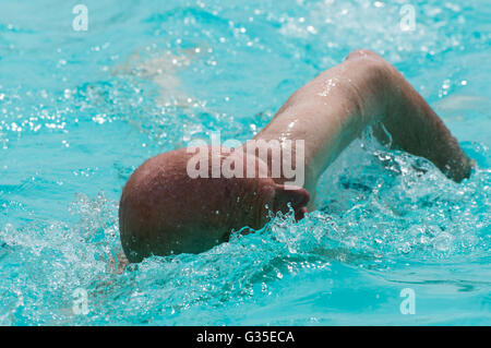 Ältere Erwachsene Schwimmer nicht identifizierbare Stockfoto