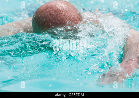 Ältere Erwachsene Schwimmer nicht identifizierbare Stockfoto