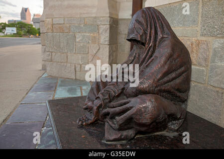 Detroit, Michigan - eine Skulptur namens "Was auch immer du tun" des kanadischen Künstlers Timothy Schmalz zeigt Jesus als ein Obdachloser. Stockfoto