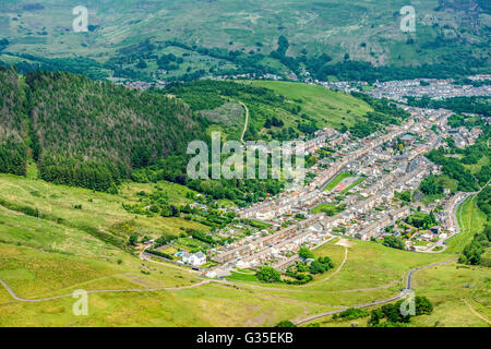 Blick hinunter auf die walisische Kohle Bergbau Dorf des Cwmparc im Rhondda Fawr Tal in Süd-Wales Stockfoto