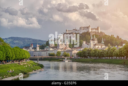 Altstadt von Salzburg mit Salzach Fluss im Sommer, Salzburger Land, Österreich Stockfoto