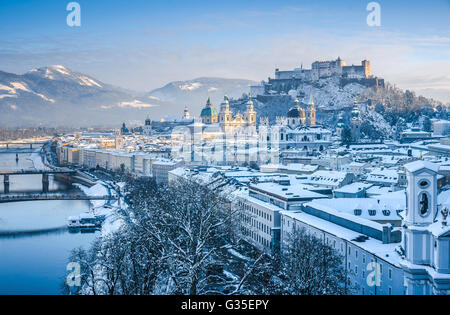 Altstadt von Salzburg mit Salzach Fluss im Winter, Salzburger Land, Österreich Stockfoto