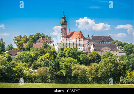 Schöne Aussicht auf historische Andechs Abbey im Sommer an einem sonnigen Tag, Landkreis Starnberg, Oberbayern, Deutschland Stockfoto