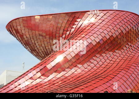 Mailand, Italien - 29. Juni 2015: Architektonische Ansicht Vanke Pavillon auf der Expo 2015 in Mailand, realisiert mit roter Keramik Stockfoto