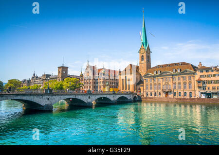 Panoramablick auf das historische Zentrum von Zürich mit berühmten Fraumünster Kirche und Munsterbrucke mit Fluss Limmat auf eine Sonne Stockfoto