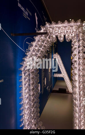 Mailand, Italien - 29. Juni 2016: Glas Kunstwerk mit Flaschen als Buchstaben in der Schweiz Pavillon auf der Expo Mailand 2015, Universal ausstellen Stockfoto