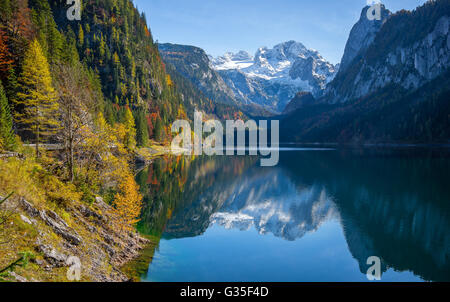 Dachstein Gipfel reflektiert in kristallklarem Gosausee Berg im Herbst, Salzkammergut Region, Oberösterreich, Österreich Stockfoto