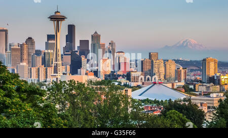 Seattle Skyline Panorama bei Sonnenuntergang von Kerry Park, Seattle, WA, USA Stockfoto