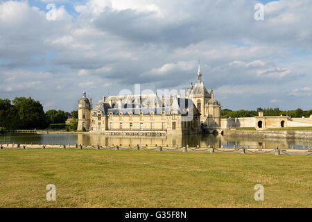 Chantilly, Frankreich - 8. August 2013: Chateau de Chantilly (Schloss Chantilly), befindet sich in der Stadt von Chantilly, Frankreich. Die Cha Stockfoto