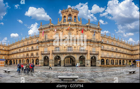 Berühmte und historische Plaza Mayor von Salamanca an einem sonnigen Tag mit dramatische Wolken, Castilla y Leon, Spanien Stockfoto