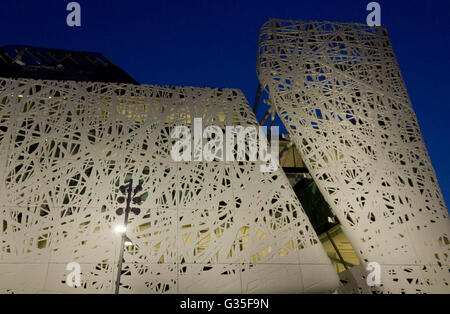 Mailand, Italien - 29. Juni 2015: Architektur bei Nacht der Fassade des Palazzo Italia, italienischen Pavillon auf der Weltausstellung hel Stockfoto