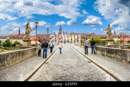 Berühmte Alte Mainbrücke der historischen Stadt Würzburg an einem sonnigen Tag, Region Franken, Nordbayern, Deutschland Stockfoto