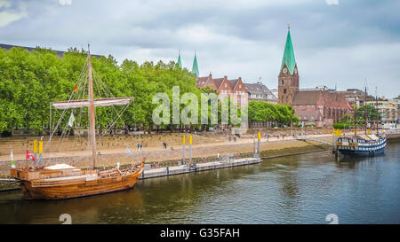 Historische Stadt Bremen mit alten Segelschiff an Weser, Deutschland Stockfoto