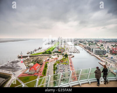 Berühmte Havenwelten von Spitze des ATLANTIC Hotel SAIL City mit Weser-Deich in der hanseatischen Stadt Bremerhaven, Bremen, Deutschland Stockfoto