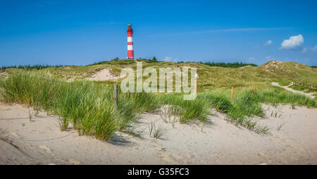 Schöne Dünenlandschaft mit traditionellen Leuchtturm auf der Insel Amrum an Nordsee Stockfoto