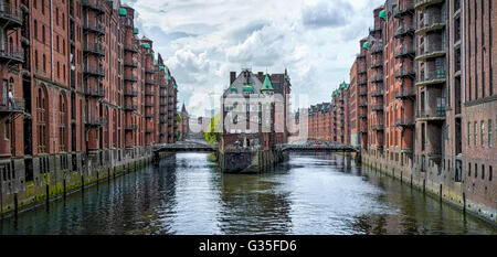 Berühmte Speicherstadt Speicherstadt mit blauen Himmel und Wolken in Hamburg, Deutschland Stockfoto