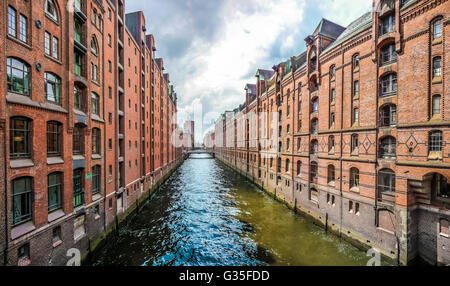 Berühmte Speicherstadt Speicherstadt mit blauen Himmel und Wolken in Hamburg, Deutschland Stockfoto