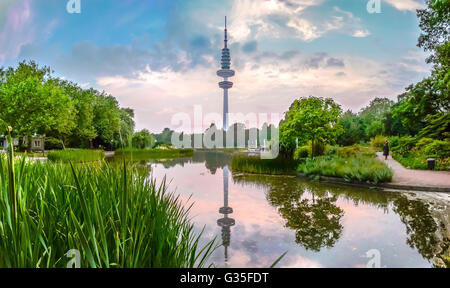 Schöne Aussicht auf Blumengarten in Brotfruchtbäumen Umm Blomen park mit berühmten Heinrich-Hertz-Turm Radio Fernmeldeturm im b Stockfoto