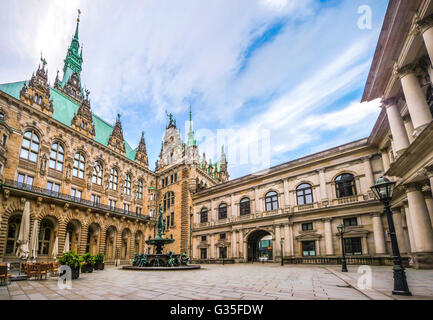 Schöne Aussicht auf die berühmte Hamburger Rathaus mit Hygieia-Brunnen aus dem Hof in der Nähe Marktplatz und See Binnenalster in Alts Stockfoto