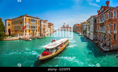 Berühmten Canal Grande mit Basilika di Santa Maria della Salute in Venedig, Italien Stockfoto