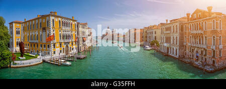 Berühmten Canal Grande mit Basilika di Santa Maria della Salute im schönen goldenen Abendlicht an einem sonnigen Tag, Venedig, Italien Stockfoto