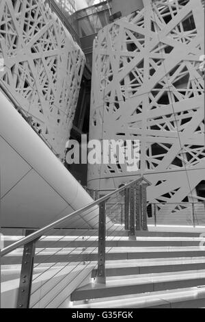 Mailand, Italien - 12. Oktober 2015: Architektonische Ansicht beleuchtete Treppe des italienischen Pavillons auf der Expo 2015 in Mailand, niemand um ihn herum Stockfoto