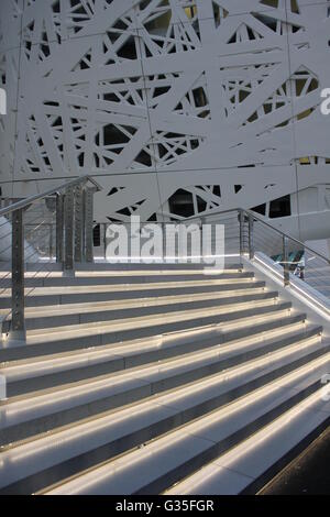 Mailand, Italien - 12. Oktober 2015: Architektonische Ansicht beleuchtete Treppe des italienischen Pavillons auf der Expo 2015 in Mailand, niemand um ihn herum Stockfoto