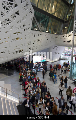 Mailand, Italien - 12. Oktober 2015: Blick von der Spitze des Menschen in den italienischen Pavillon auf der Expo in Mailand, Weltausstellung auf t Stockfoto