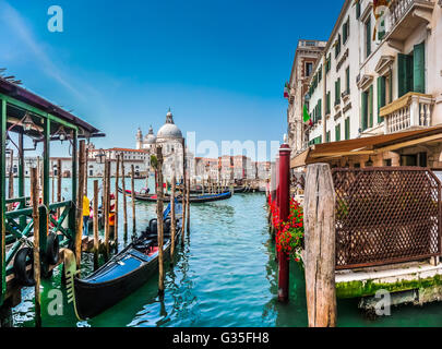 Schöne Aussicht auf traditionelle Gondel am Canal Grande mit historischen Basilika di Santa Maria della Salute, Venedig, Italien Stockfoto