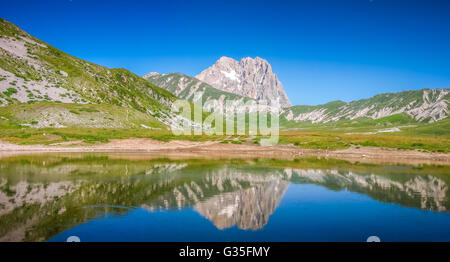 Wunderschöne Landschaft mit Gran Sasso d ' Italia Höhepunkt im Campo Imperatore Plateau in den Apennin, Abruzzen, Italien Stockfoto