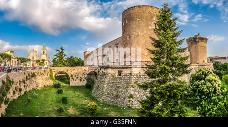 Historische Stadt von Venosa mit berühmten Castello Aragonese (Castello Aragonese) im goldenen Abendlicht, Basilikata, Italien Stockfoto