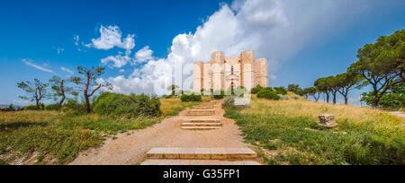 Schöne Aussicht von Castel del Monte, das berühmte achteckige Form Wasserburg durch den römischen Kaiser Friedrich II., Apulien, Italien Stockfoto