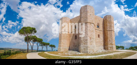 Schöne Aussicht von Castel del Monte, das berühmte achteckige Form Wasserburg durch den römischen Kaiser Friedrich II., Apulien, Italien Stockfoto