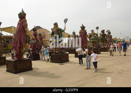 Mailand, Italien - 29. Juni 2015: Menschen beobachten die Lebensmittel Krieger Statuen vor Expo in Mailand, Italien Stockfoto