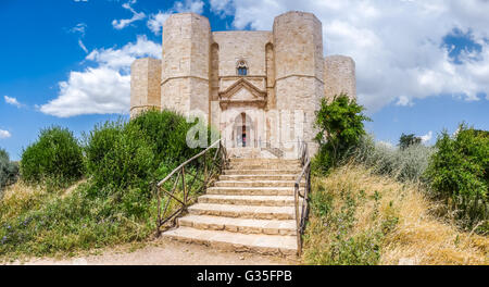 Schöne Aussicht von Castel del Monte, das berühmte achteckige Form Wasserburg durch den römischen Kaiser Friedrich II., Apulien, Italien Stockfoto