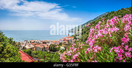 Malerischen Postkarten-Blick auf berühmte Amalfi-Küste mit schönen Golf von Salerno, Kampanien, Italien Stockfoto