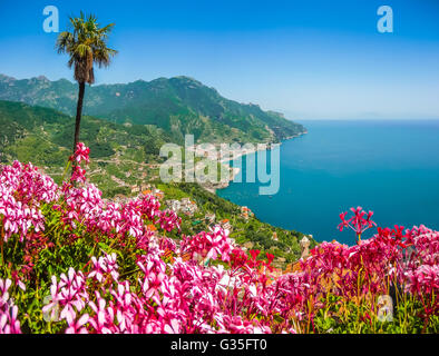 Malerischen Postkarten-Blick auf berühmte Amalfiküste mit Golf von Salerno aus Gärten der Villa Rufolo in Ravello, Kampanien, Italien Stockfoto