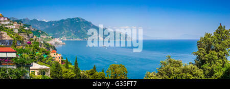 Malerischen Postkarten-Blick auf berühmte Amalfi-Küste mit schönen Golf von Salerno, Kampanien, Italien Stockfoto