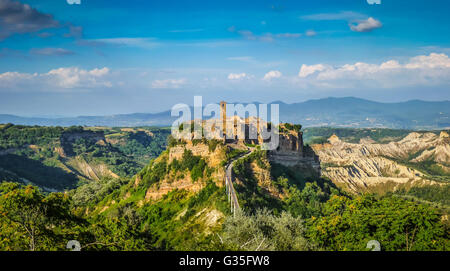 Alte Stadt von Civita di Bagnoregio mit Tiber-Tal im goldenen Abendlicht, Latium, Italien Stockfoto