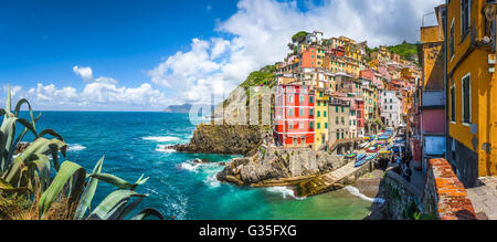 Panoramablick von Riomaggiore, eines der fünf berühmten Fischer Dörfer der Cinque Terre in Ligurien, Italien Stockfoto